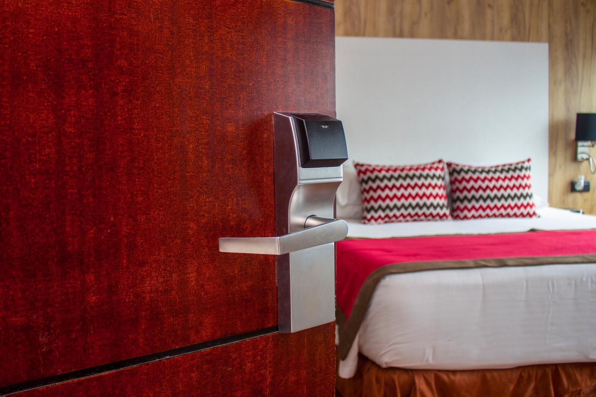 Отель Ramada By Wyndham Panama Via Argentina Экстерьер фото